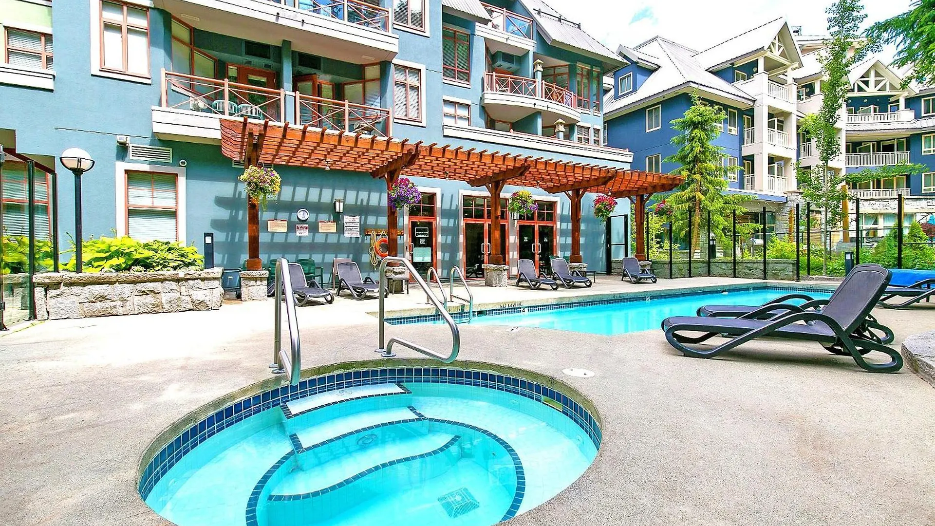 Alpenglow Lodge West Coast Wonder By Mva Whistler 0*,  Canada